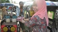 BNNP SULSEL BAGI 200 PAKET TAKJIL GRATIS KEPADA PENGEMUDI BENTOR DAN BECAK